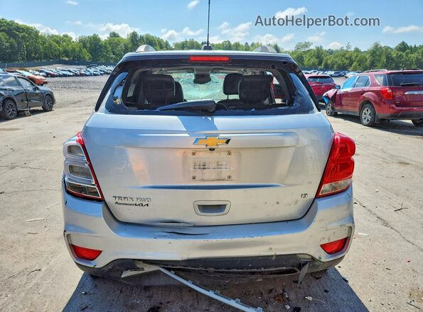 KL7CJPSB7JB661285 2018 CHEVROLET TRAX Silver Вид ззаду