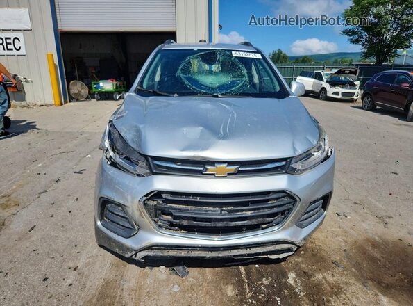 KL7CJPSB7JB661285 2018 CHEVROLET TRAX Silver Вид спереду