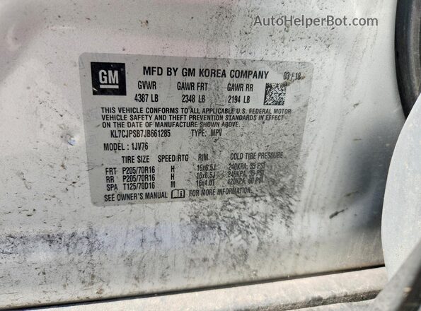 KL7CJPSB7JB661285 2018 CHEVROLET TRAX Silver Вид наклейки з VIN-кодом