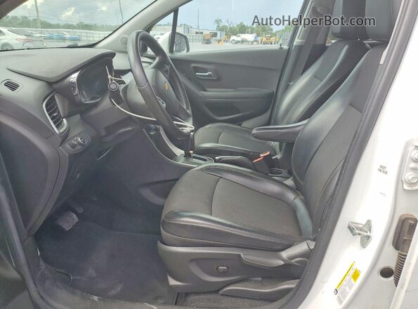 KL7CJPSB7MB322028 2021 CHEVROLET TRAX White Вид салону спереду