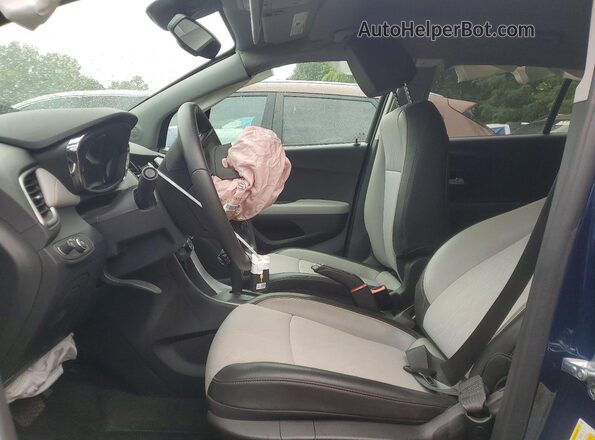 KL7CJPSBXLB330865 2020 CHEVROLET TRAX Синий Вид салона спереди