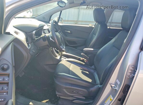 KL7CJPSM5MB374565 2021 CHEVROLET TRAX Silver Vista interior delantera