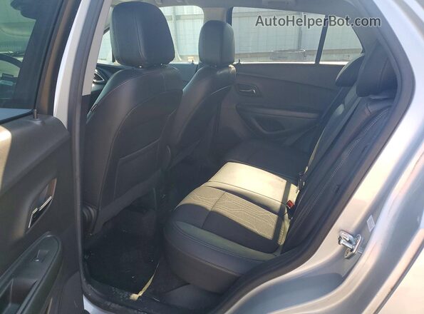 KL7CJPSM5MB374565 2021 CHEVROLET TRAX Silver Vista interior trasera