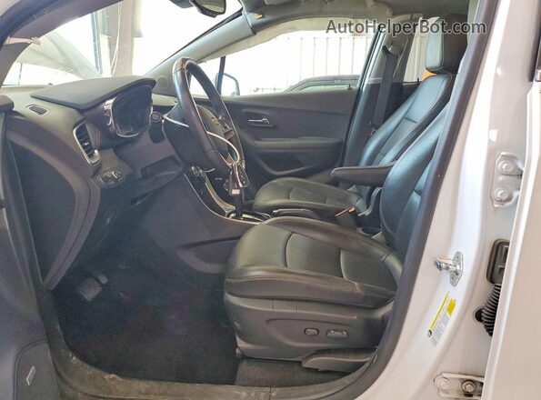 KL7CJRSB5LB317405 2020 CHEVROLET TRAX Белый Вид салона спереди