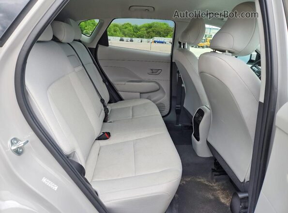 KM8HBCAB4RU152525 2024 HYUNDAI KONA Silver Vista interior trasera