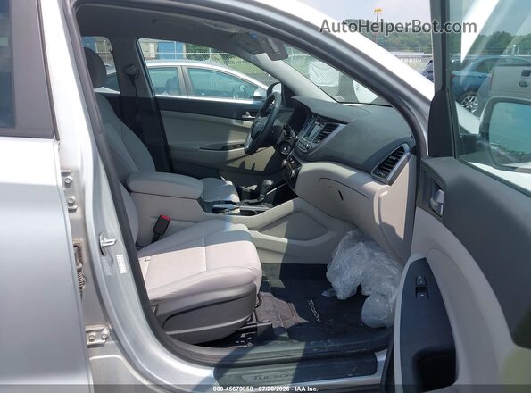 KM8J2CA49JU657208 2018 HYUNDAI TUCSON Серебряный Вид салона спереди