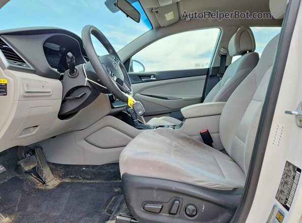 KM8J3CA42HU432829 2017 HYUNDAI TUCSON White Սալոնի դիմացի տեսք