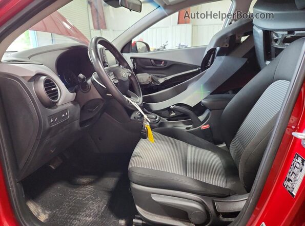 KM8K2CAA1MU618062 2021 HYUNDAI KONA Красный Вид салона спереди