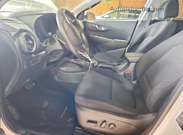 KM8K3CAB1PU033198 2023 HYUNDAI KONA Белый Вид салона спереди