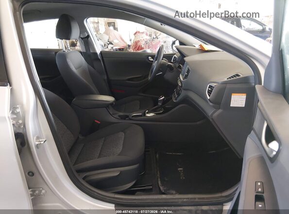 KMHC65LC0JU075205 2018 HYUNDAI IONIQ HYBRID Silver Вид салону спереду