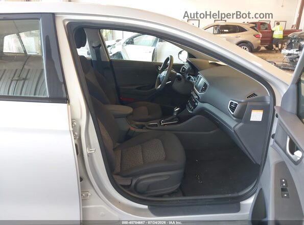 KMHC65LC0JU075527 2018 HYUNDAI IONIQ HYBRID Серебряный Вид салона спереди