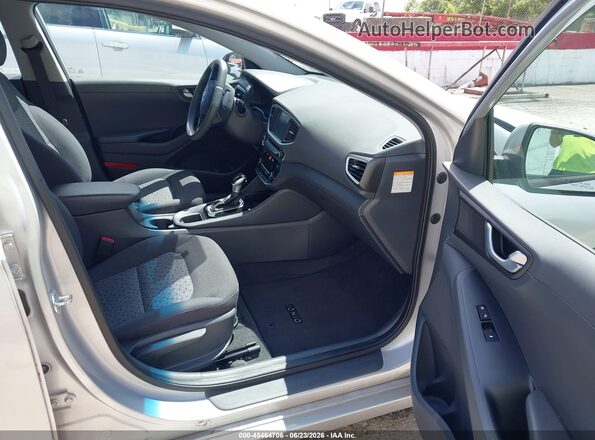 KMHC65LC1JU075892 2018 HYUNDAI IONIQ HYBRID Silver Front interior view