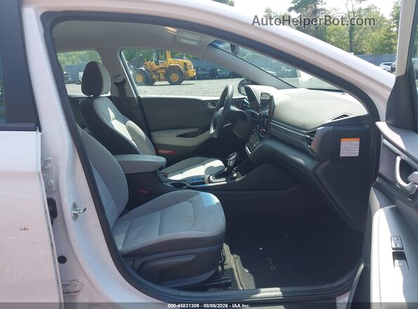 KMHC65LC1MU247049 2021 HYUNDAI IONIQ HYBRID White Вид салону спереду