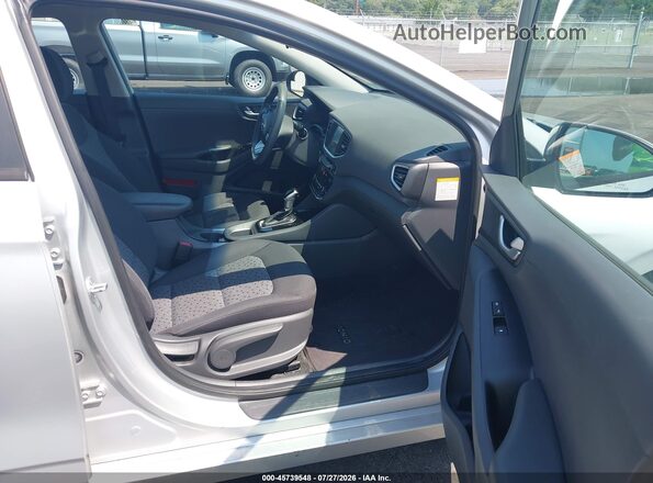 KMHC65LCXKU158822 2019 HYUNDAI IONIQ HYBRID Silver Widok wnętrza z przodu