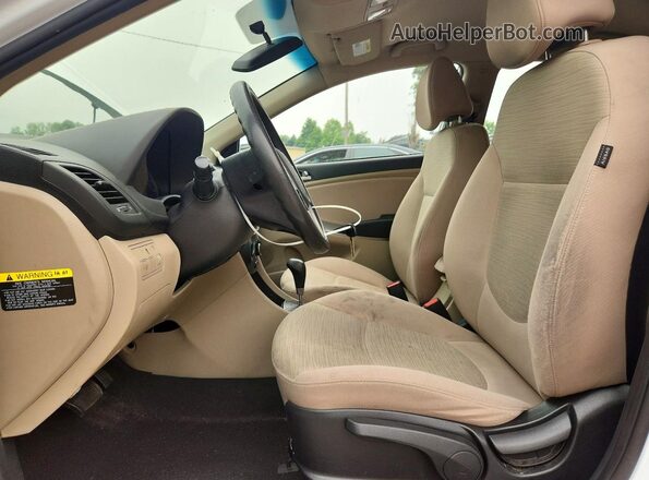 KMHCT4AE1HU345799 2017 HYUNDAI ACCENT Белый Вид салона спереди