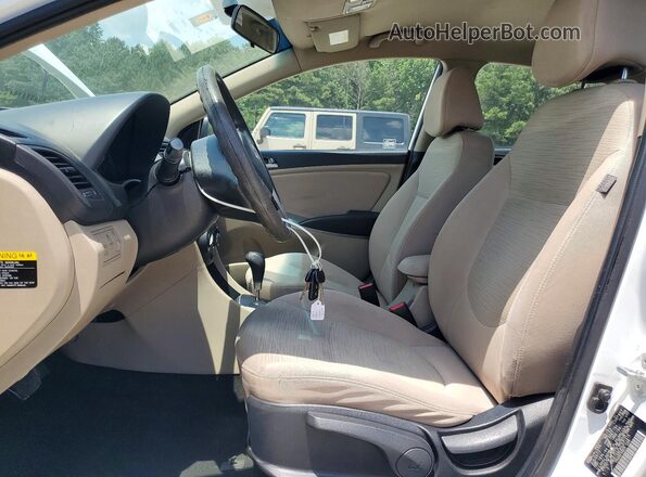 KMHCT4AE2HU371215 2017 HYUNDAI ACCENT White Вид салону спереду
