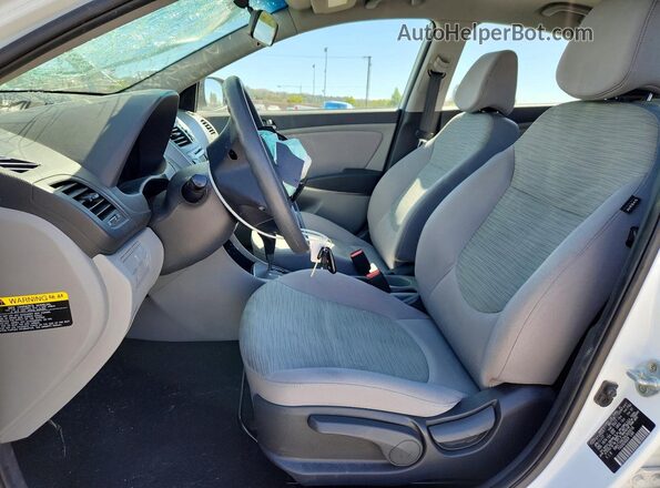 KMHCT4AE3HU305918 2017 HYUNDAI ACCENT Белый Вид салона спереди