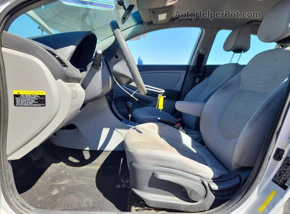 KMHCT4AE3HU340023 2017 HYUNDAI ACCENT Silver წინა სალონის ხედი