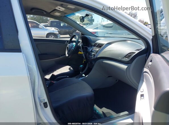 KMHCT5AE3HU325236 2017 HYUNDAI ACCENT White Widok wnętrza z przodu