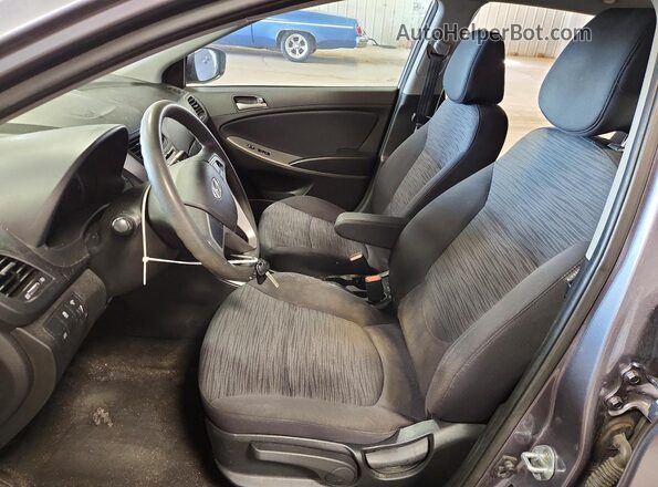 KMHCT5AE7HU302073 2017 HYUNDAI ACCENT Серый Вид салона спереди