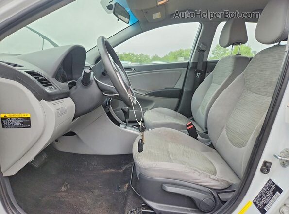 KMHCT5AE9HU356751 2017 HYUNDAI ACCENT White Widok wnętrza z przodu