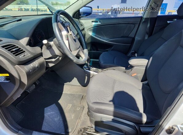 KMHCU5AE3HU351624 2017 HYUNDAI ACCENT Silver Вид салону спереду