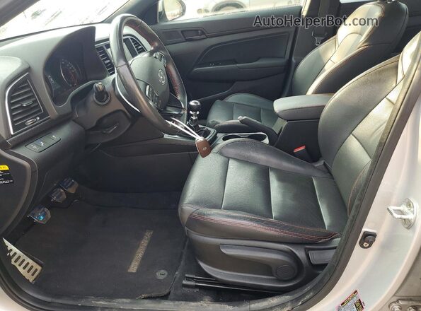 KMHD04LB0JU577610 2018 HYUNDAI ELANTRA Серебряный Вид салона спереди