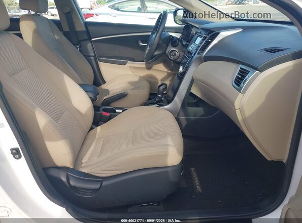 KMHD35LH3GU304459 2016 HYUNDAI ELANTRA GT Белый Вид салона спереди