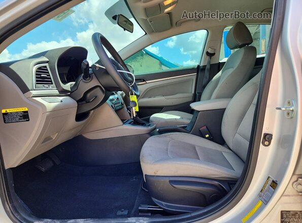 KMHD84LF7HU059869 2017 HYUNDAI ELANTRA Серебряный Вид салона спереди