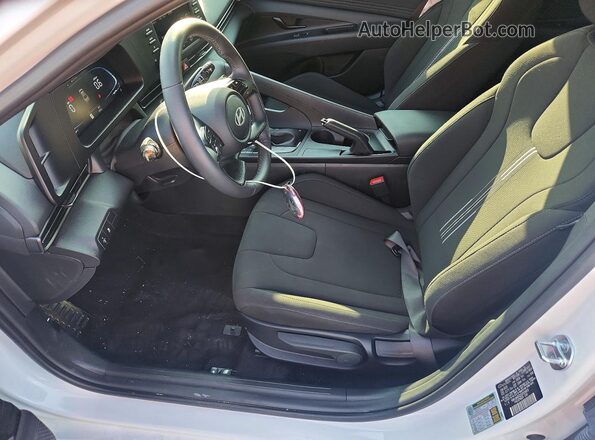 KMHLM4DG3SU059809 2025 HYUNDAI ELANTRA White Սալոնի դիմացի տեսք