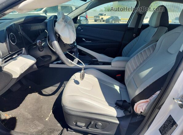 KMHLP4DG9RU832154 2024 HYUNDAI ELANTRA White Vista interior delantera