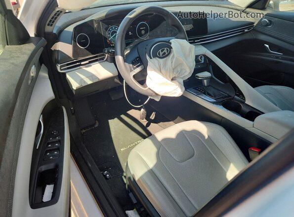 KMHLP4DG9RU832154 2024 HYUNDAI ELANTRA White Vista del salpicadero