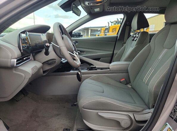 KMHLS4DG0RU694048 2024 HYUNDAI ELANTRA Silver Вид салону спереду