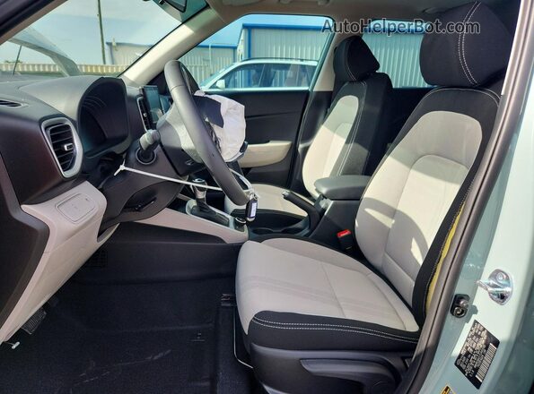KMHRC8A31TU445040 2026 HYUNDAI VENUE Turquoise Front interior view