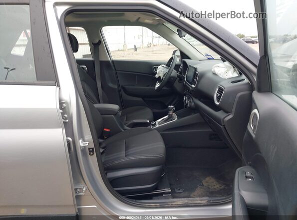 KMHRC8A31TU475137 2026 HYUNDAI VENUE Silver წინა სალონის ხედი