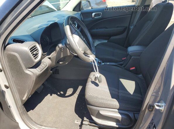 KMHRC8A35MU100126 2021 HYUNDAI VENUE Gray Widok wnętrza z przodu