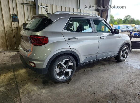 KMHRC8A35PU271012 2023 HYUNDAI VENUE Silver Trasero derecho