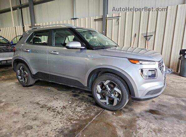 KMHRC8A35PU271012 2023 HYUNDAI VENUE Silver Delantero derecho