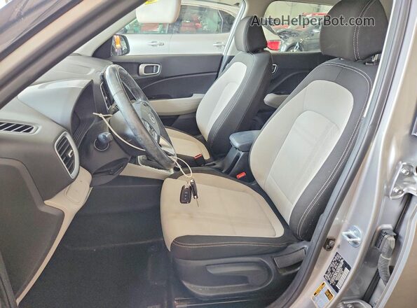 KMHRC8A35PU271012 2023 HYUNDAI VENUE Silver Vista interior delantera