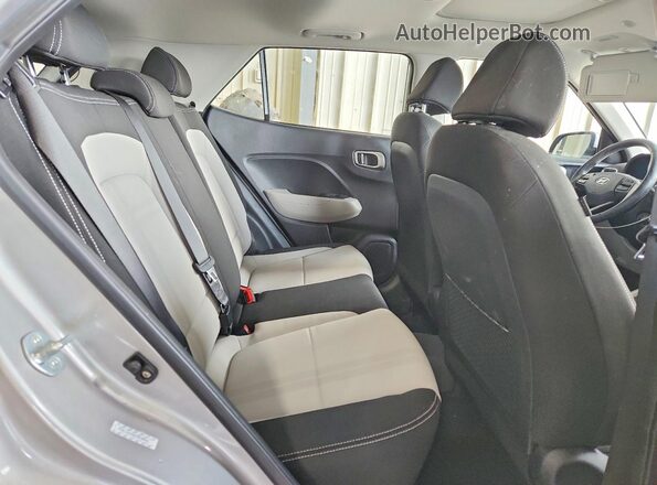 KMHRC8A35PU271012 2023 HYUNDAI VENUE Silver Vista de los asientos traseros