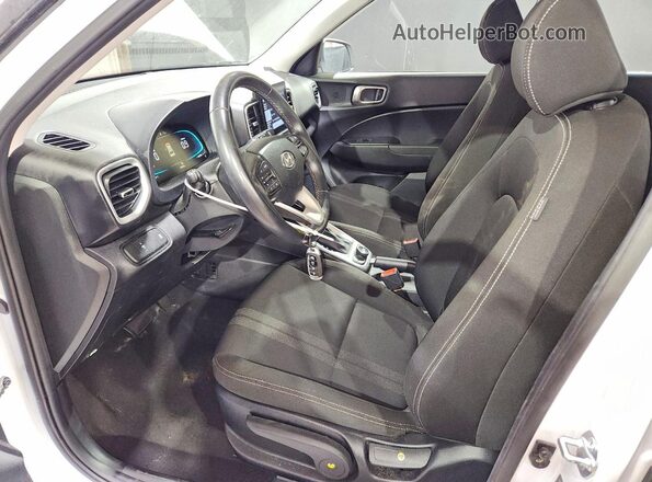 KMHRC8A36SU354635 2025 HYUNDAI VENUE White Вид салону спереду