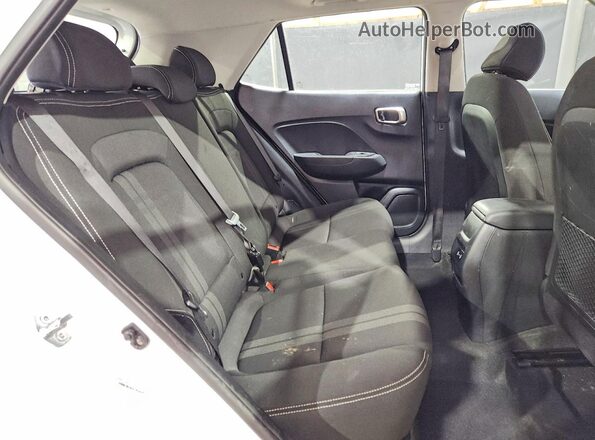 KMHRC8A36SU354635 2025 HYUNDAI VENUE White Вид задньої частини салону