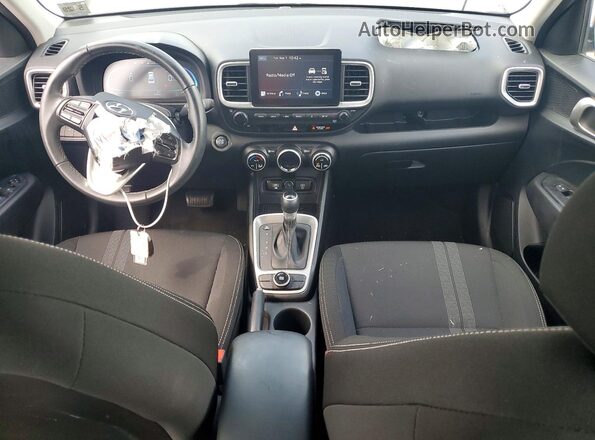 KMHRC8A37SU388065 2025 HYUNDAI VENUE Silver წინა პანელის ხედი