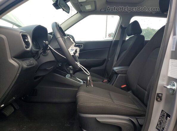 KMHRC8A37SU388065 2025 HYUNDAI VENUE Silver წინა სალონის ხედი