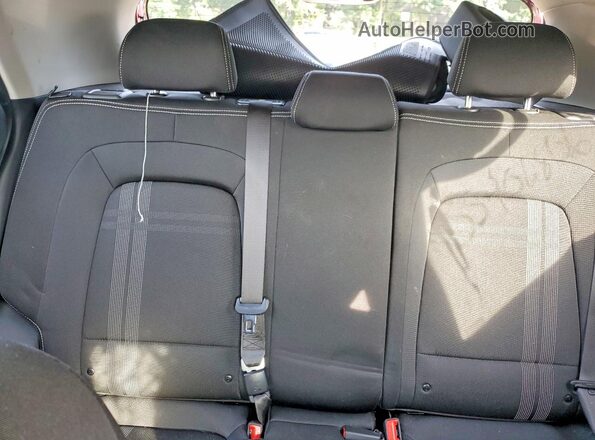 KMHRC8A3XSU372829 2025 HYUNDAI VENUE Red Widok wnętrza z tyłu