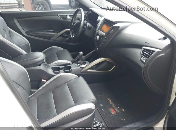 KMHTC6AE5GU286380 2016 HYUNDAI VELOSTER Белый Вид салона спереди
