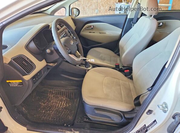 KNADM4A30G6540765 2016 KIA RIO Белый Вид салона спереди
