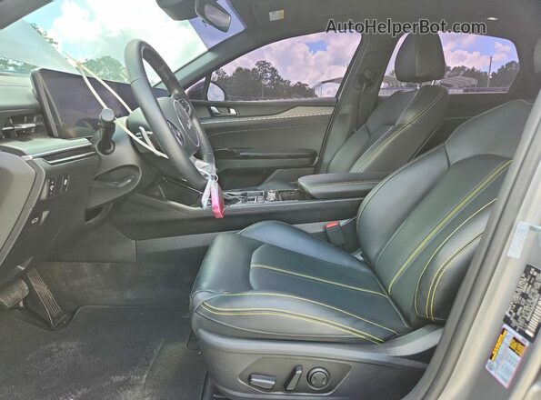 KNAG44J82S5306215 2025 KIA K5 Gray Vista interior delantera