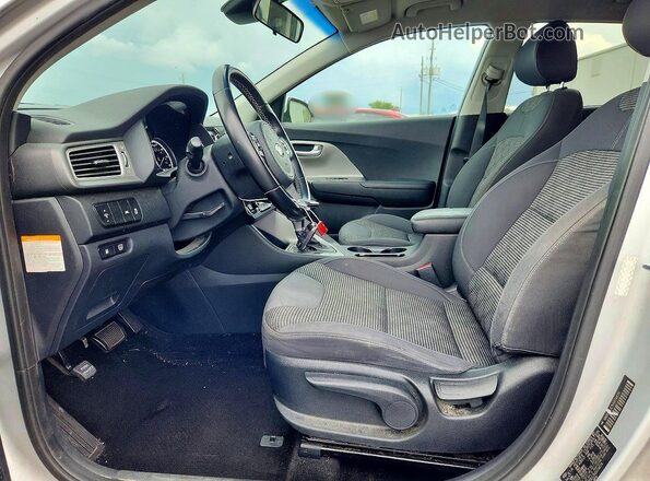 KNDCB3LC7H5074674 2017 KIA NIRO Silver Widok wnętrza z przodu