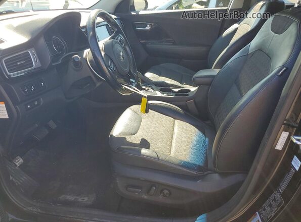 KNDCC3LC1H5095694 2017 KIA NIRO Черный Вид салона спереди